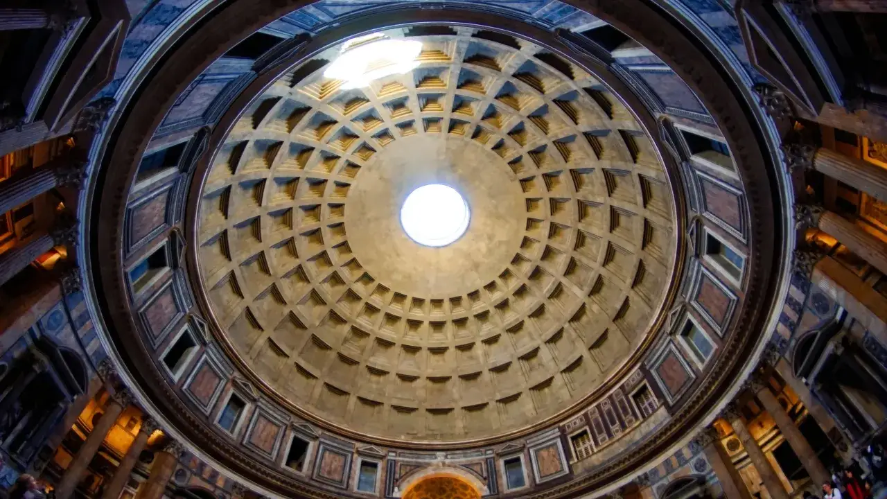 Interno della basilica di Santa Maria ad Martyres, con la maestosa cupola a cassettoni e l'oculo aperto verso il cielo.
