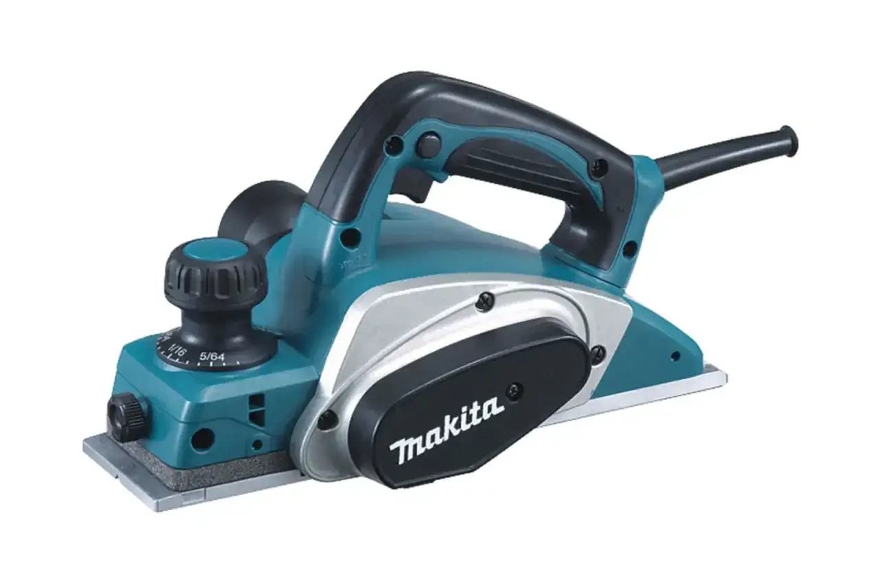 Rabot électrique Makita, outil de menuiserie bleu et argenté, idéal pour lisser le bois.