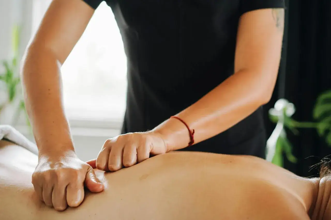 Mains expertes prodiguant un massage relaxant pour soulager le mal de dos. Un vrai soulagement pour le corps.