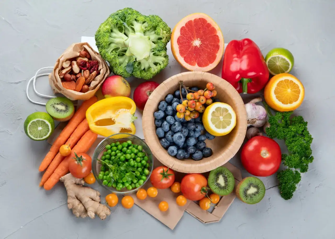 En f&auml;rgsprakande samling av nyttigaste frukten och gr&ouml;nsakerna: bl&aring;b&auml;r, broccoli, mor&ouml;tter, kiwi, &auml;pplen, paprika, tomater, citron, apelsin, lime, vitl&ouml;k, ingef&auml;ra, n&ouml;tter och mer.
