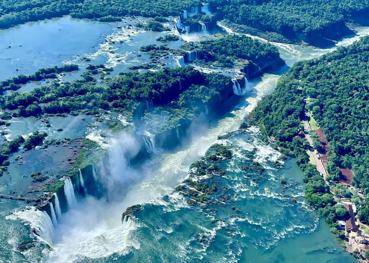 Atemberaubende Iguaz&uacute;-Wasserf&auml;lle, ein Naturwunder, das sich durch &uuml;ppigen Dschungel schl&auml;ngelt.