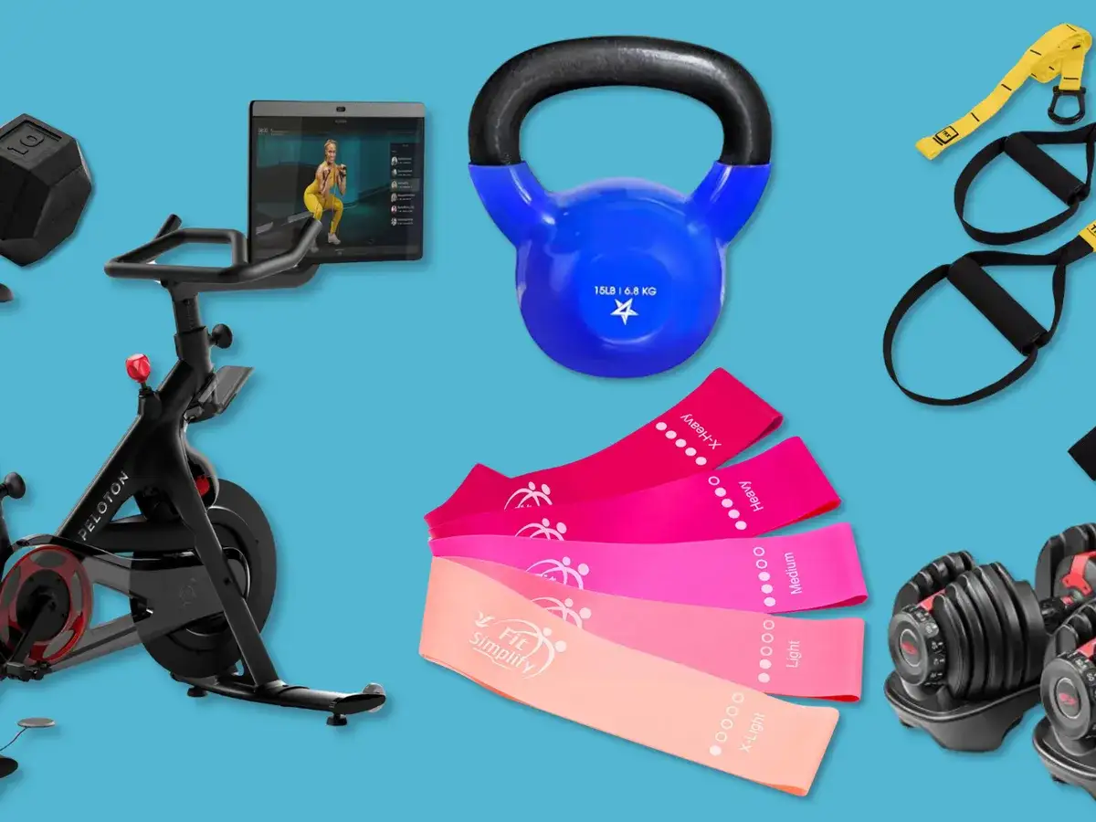 Équipement de fitness varié : vélo d'appartement, haltères, kettlebell, bandes de résistance et TRX. Idéal pour savoir quel sport faire chez soi.