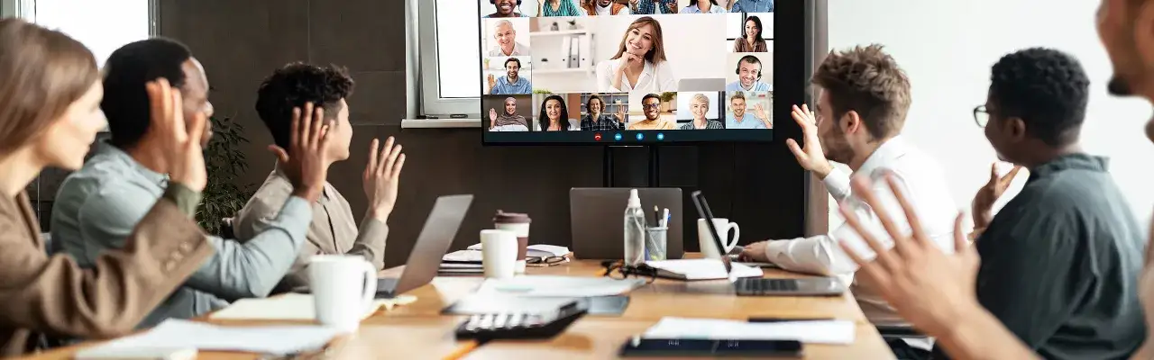 Ein Team im Homeoffice, das per Videokonferenz mit vielfältigen Kollegen weltweit kommuniziert. Diversity Management in Aktion.