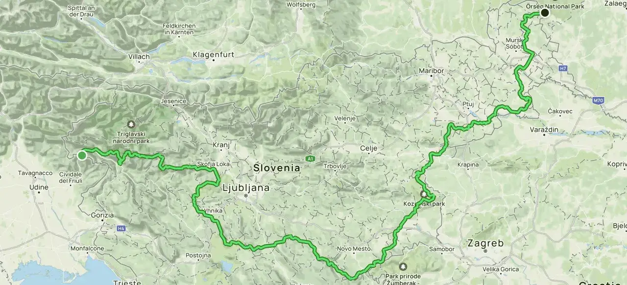 Mapa pokazująca przebieg szlaków długodystansowych w Europie, z zaznaczonymi trasami przez Słowenię i okolice, w tym przez Triglavski narodni park.