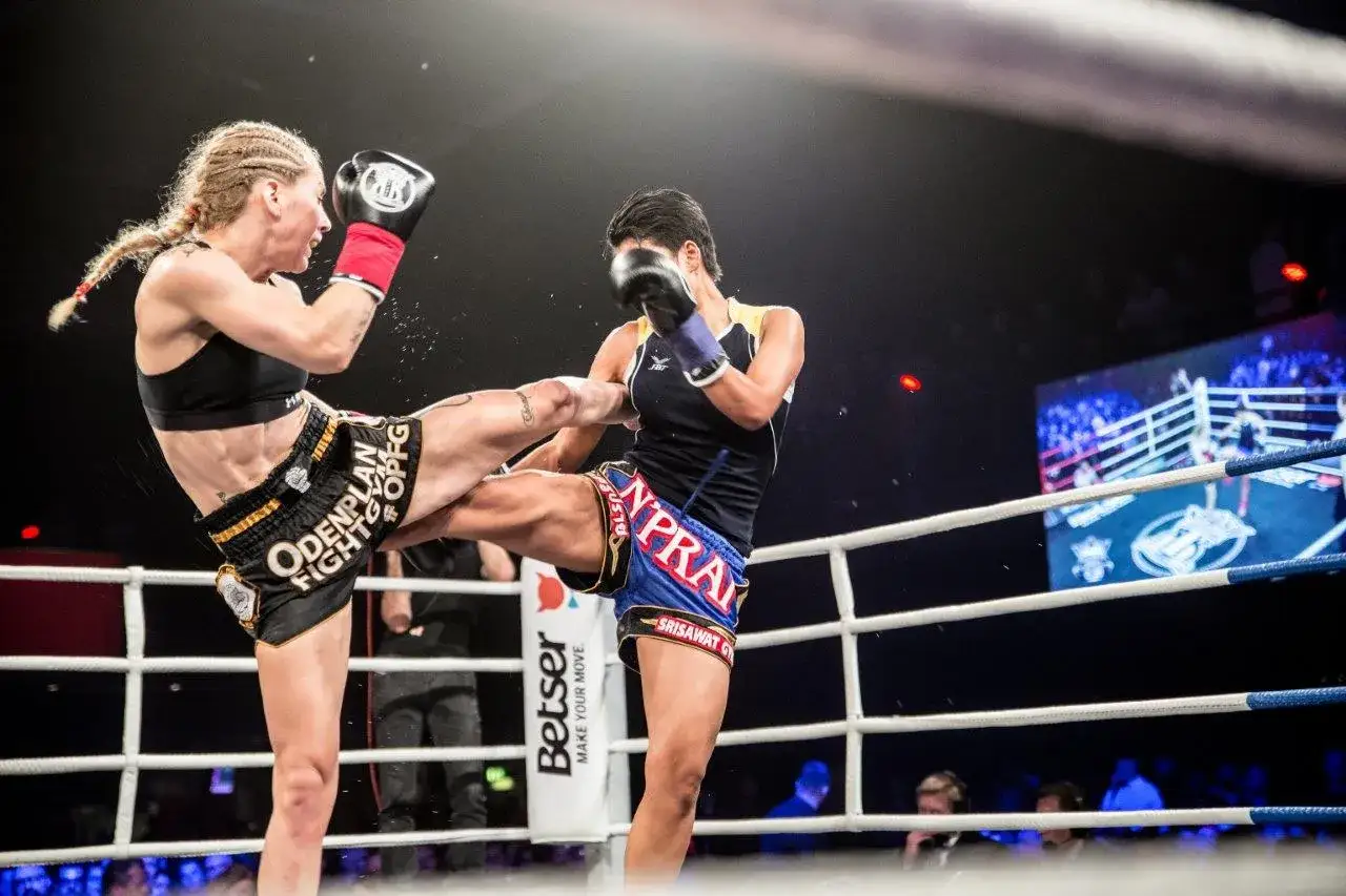Sofia Olofsson i full aktion med en kraftfull spark i en boxningsring.
