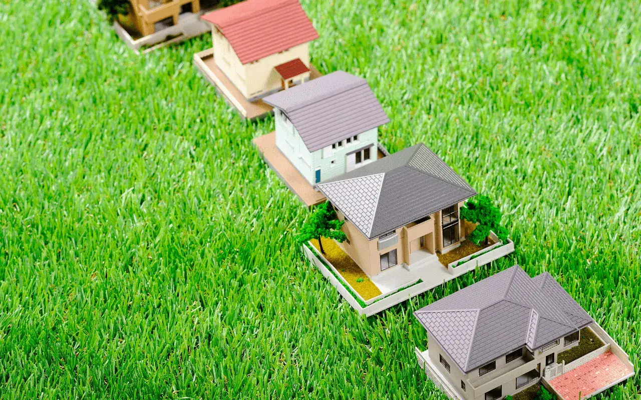 Modelli di case su prato verde, ideali per chi cerca un mutuo per terreno edificabile e sogna la casa perfetta.