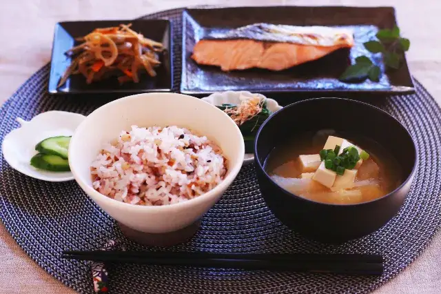 gotowa miska zupy miso z tofu i wakame