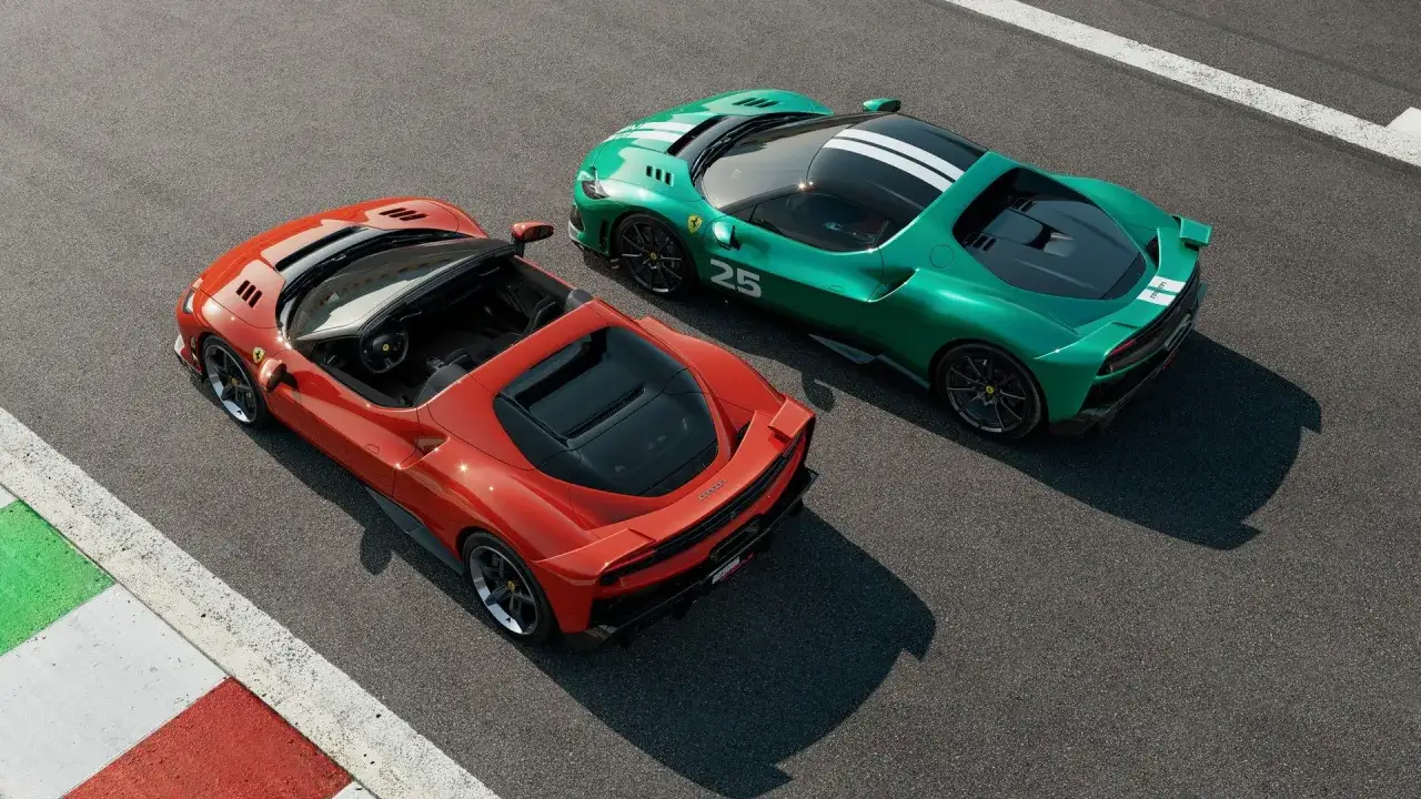 Dwa sportowe samochody na torze wyścigowym: czerwone Ferrari i zielone Ferrari z numerem 25. Wybór między Ferrari czy Porsche?