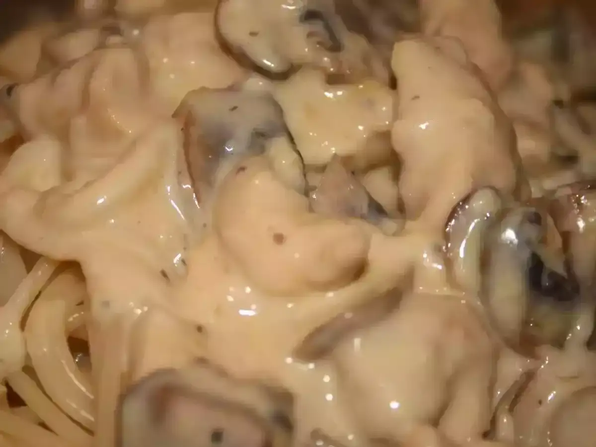 Spaghetti généreusement nappés de morceaux de poulet et de champignons dans une onctueuse sauce béchamel.