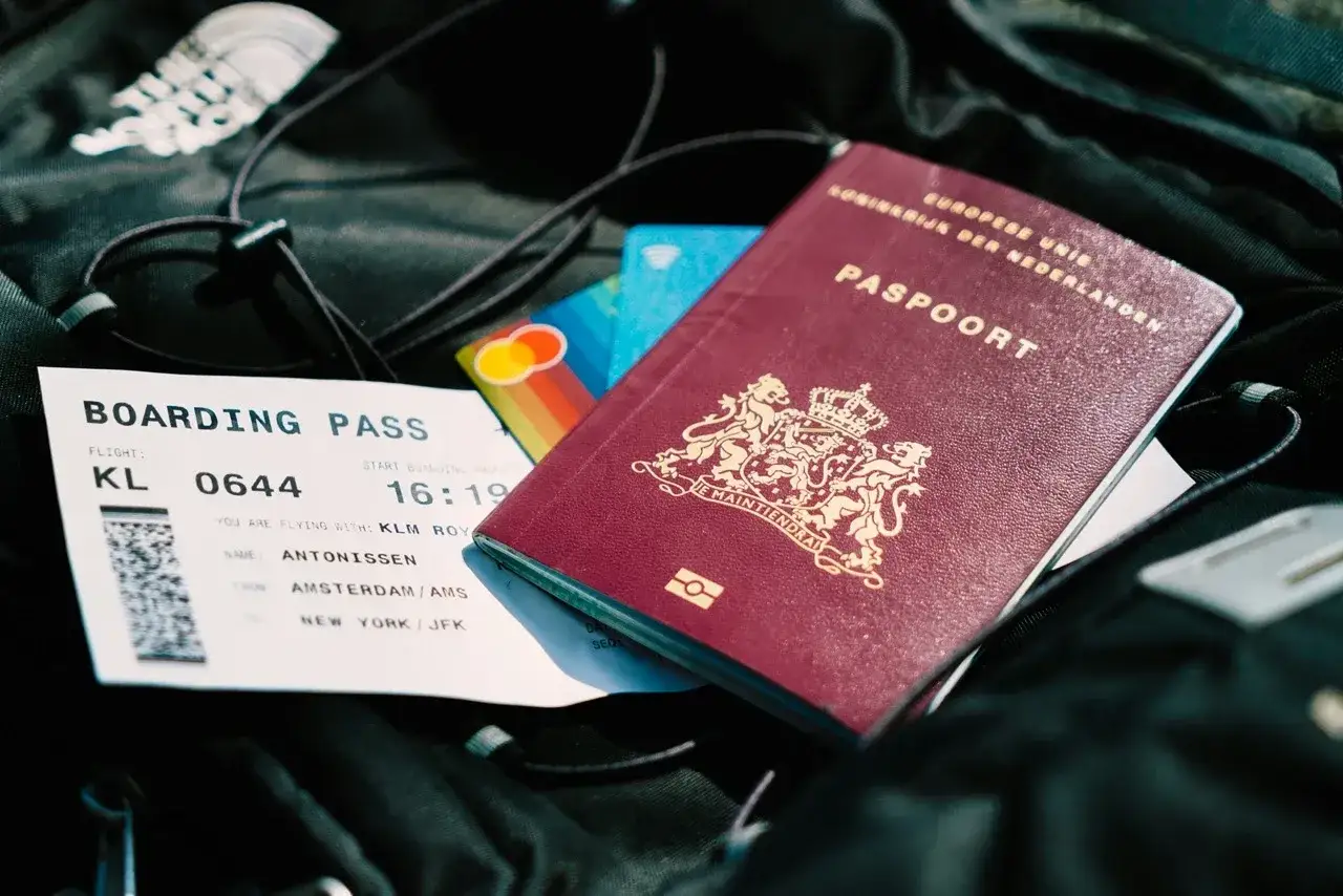 Paszport, karta pokładowa do Amsterdamu i karty płatnicze gotowe do podróży. Czy do Amsterdamu potrzebny jest paszport? Tak, jeśli podróżujesz spoza strefy Schengen.