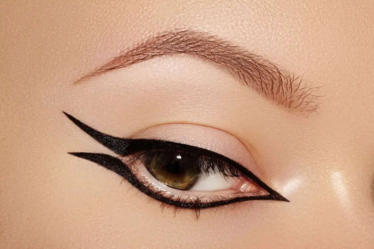 Ojo con delineado gráfico audaz y dramático, con un estilo felino y alas pronunciadas.