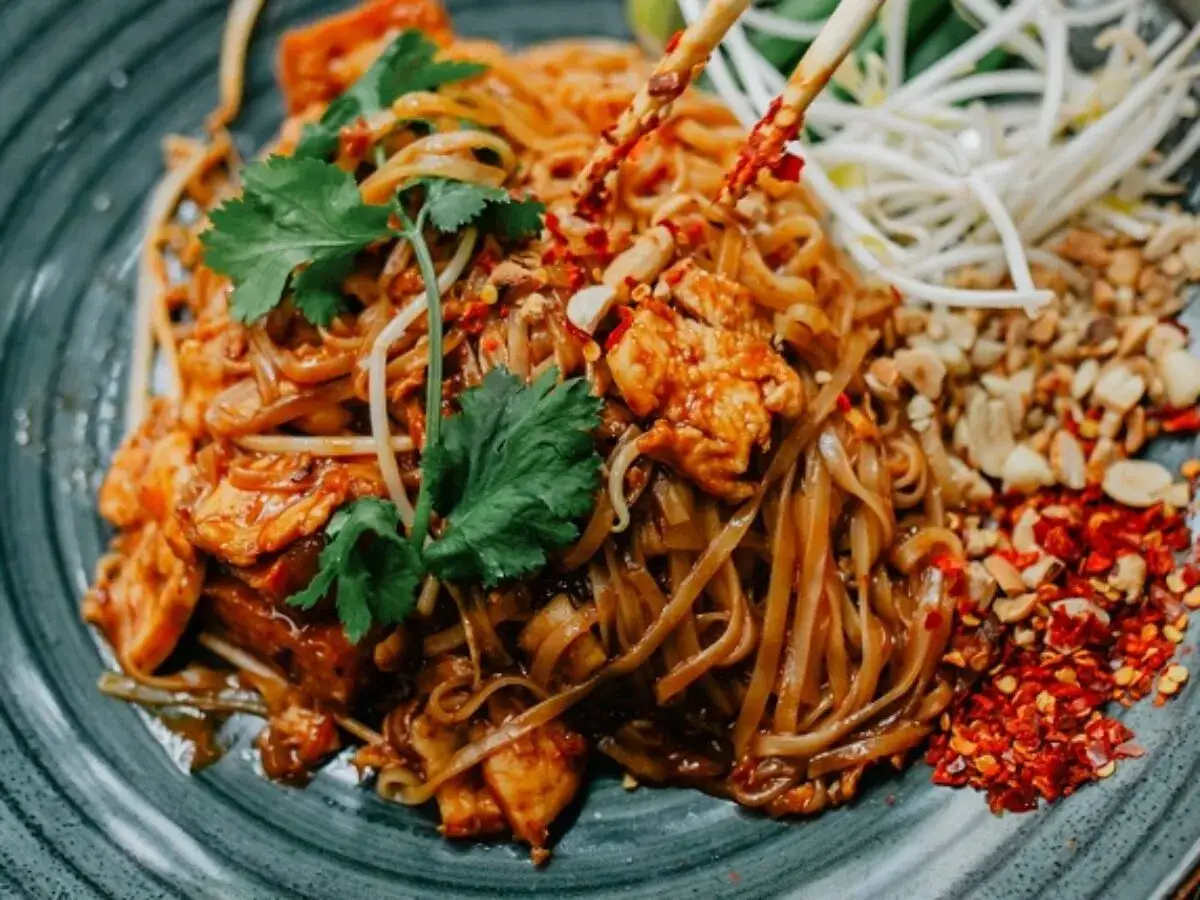 Pad Thai danie na talerzu