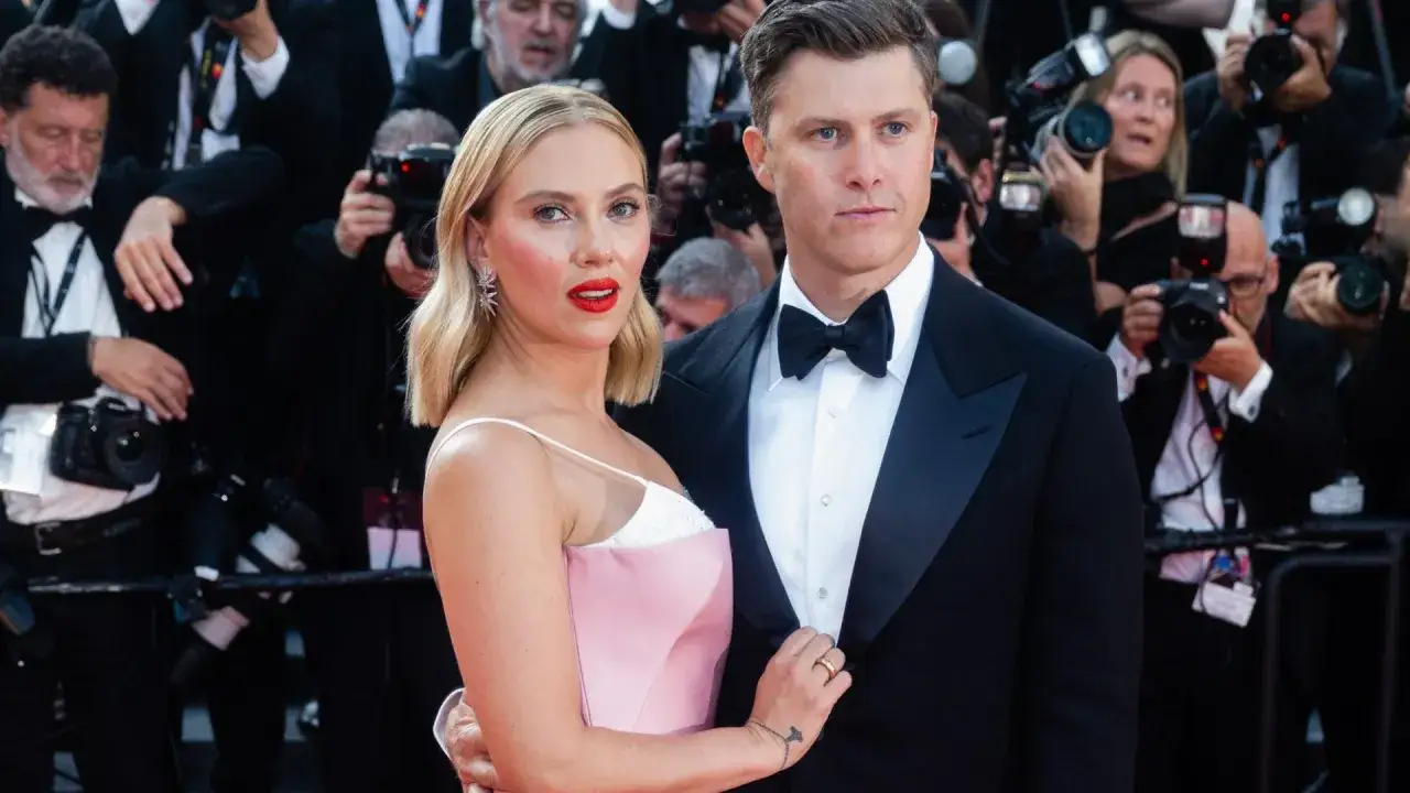 Scarlett Johansson z mężem Colinem Jostem na czerwonym dywanie, otoczeni przez fotoreporterów.
