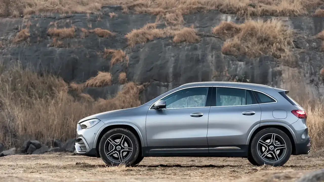 Szary Mercedes GLA na tle skalistego krajobrazu. Sprawdź jego wymiary i możliwości terenowe.