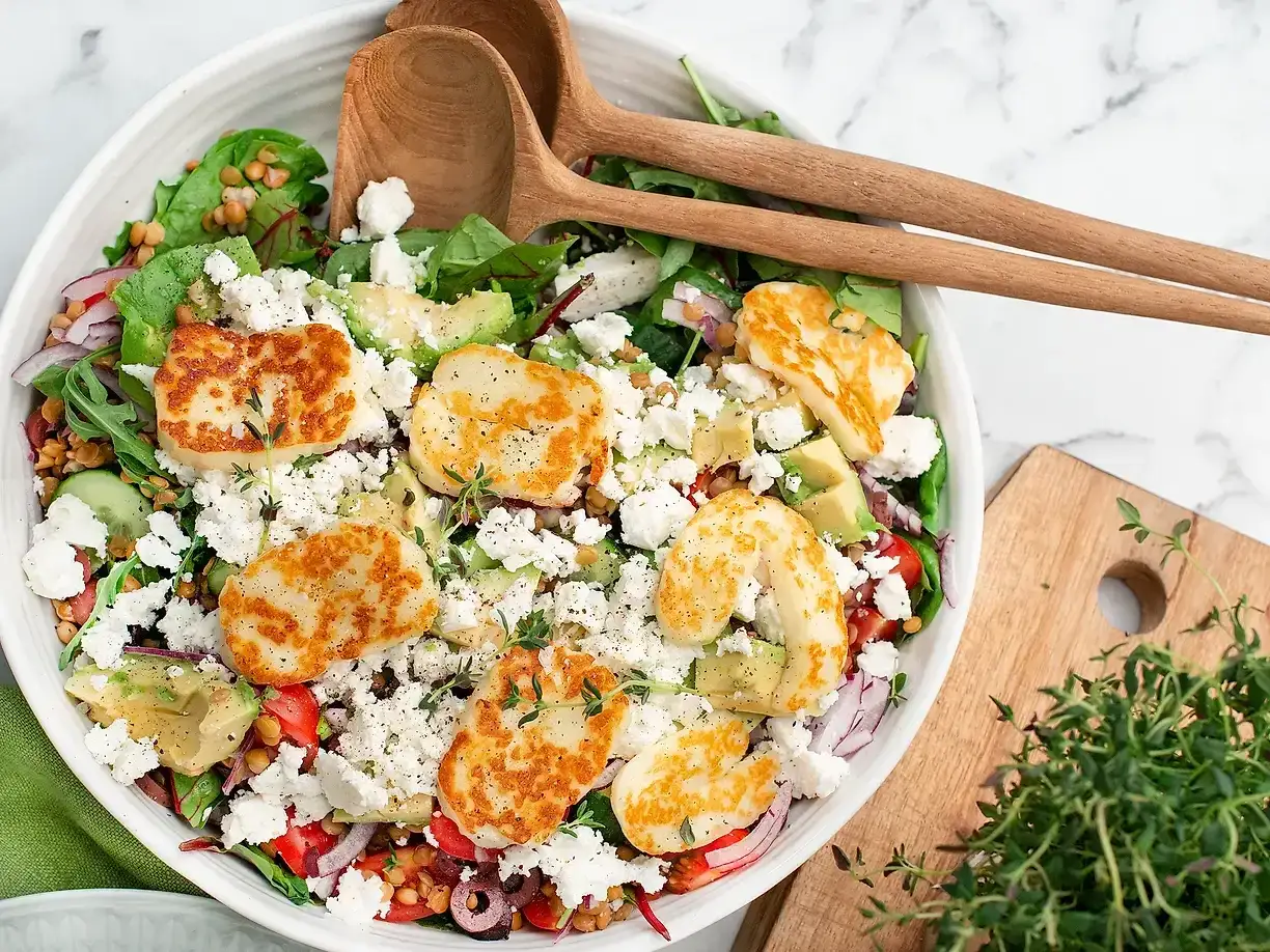 En härlig halloumi sallad med linser, avokado, fetaost och färska örter. Perfekt för en lätt lunch eller middag.