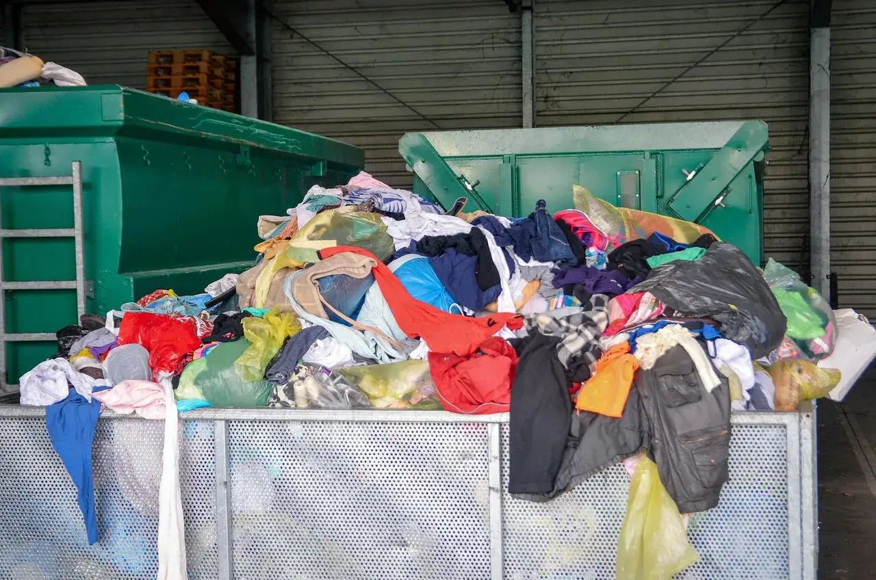Góra ubrań w kontenerze. Zastanawiasz się, gdzie oddać dobre ubrania? Tutaj nie.