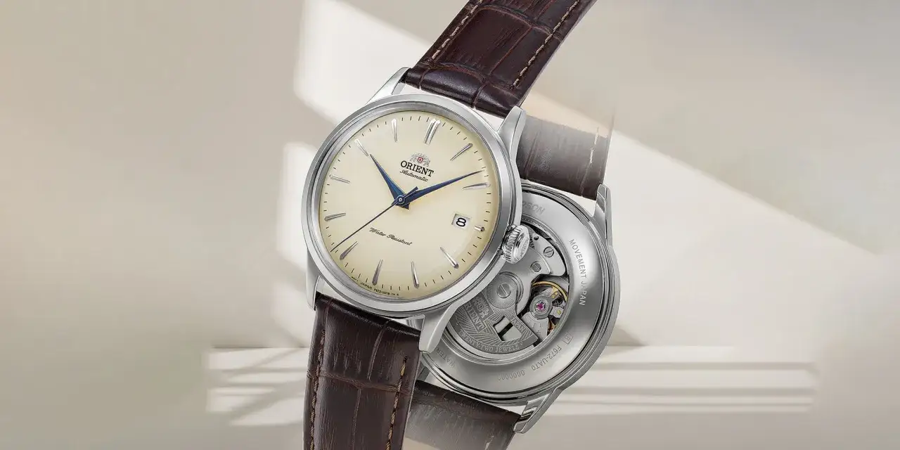 Orologi Orient opinioni: un elegante orologio automatico con cinturino in pelle marrone e quadrante color crema. Visibile il movimento giapponese.