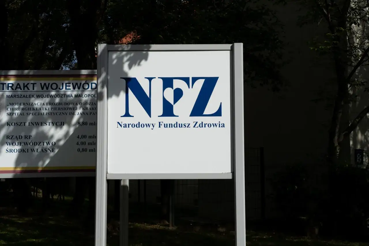 Tablica informacyjna przy oddziale NFZ. Widnieje napis 