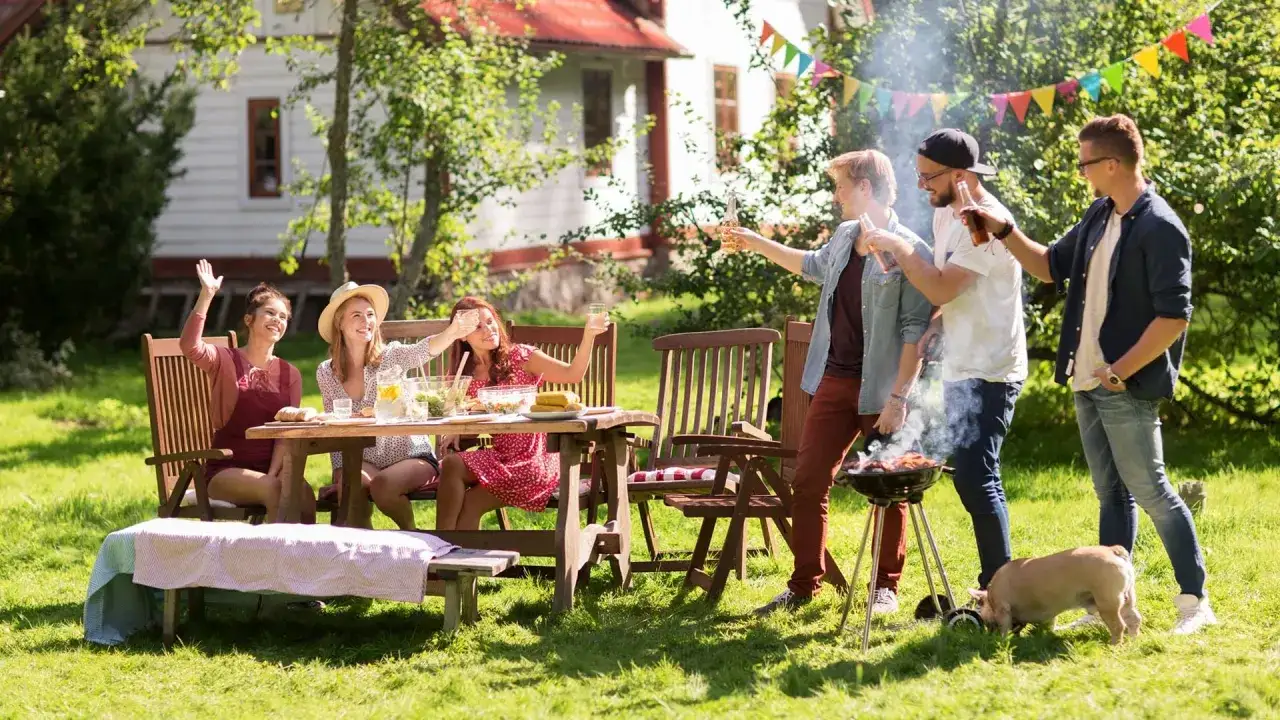 V&auml;nner njuter av en h&auml;rlig 5 kamp fest i tr&auml;dg&aring;rden med grillning och god mat. En liten gris kikar fram.