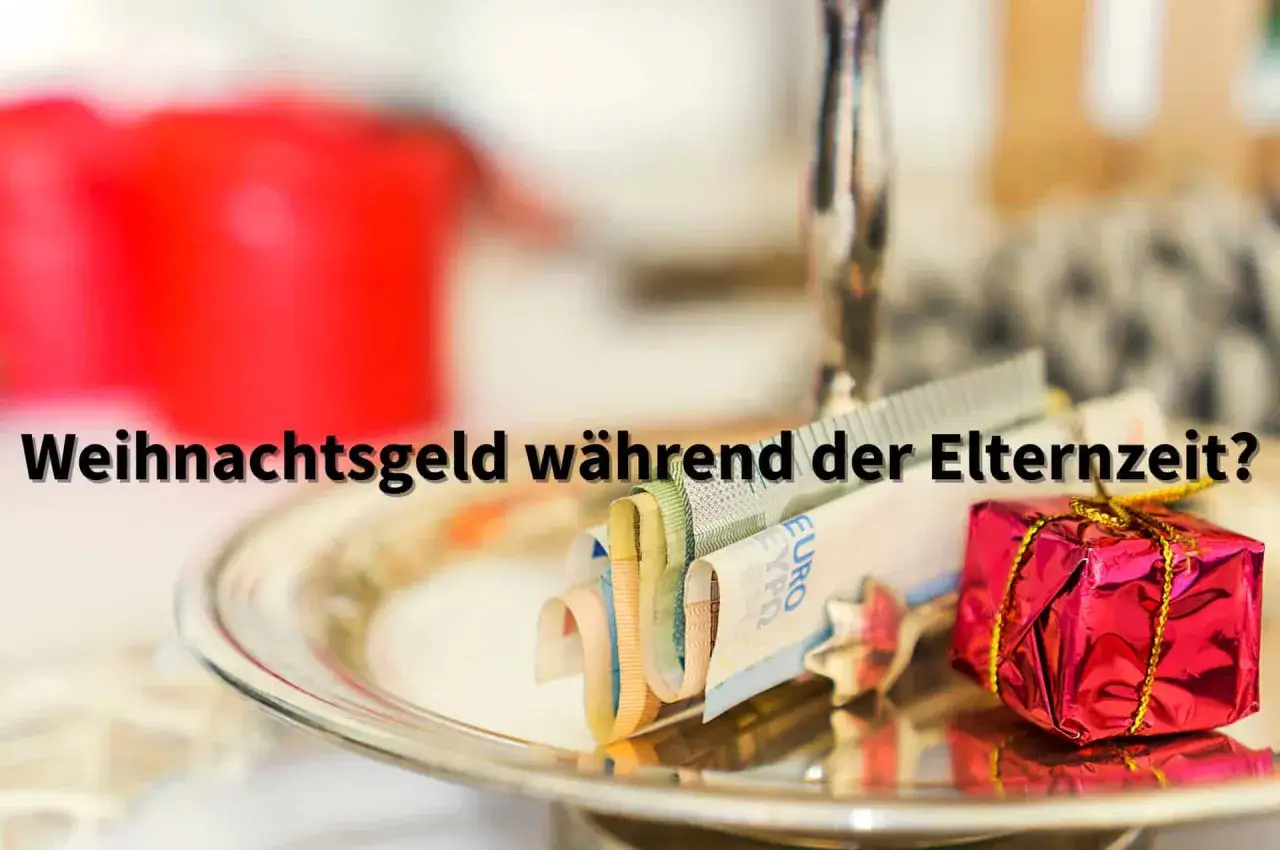 Geld und ein kleines Geschenk auf einem Teller. Die Frage: Weihnachtsgeld während der Elternzeit?