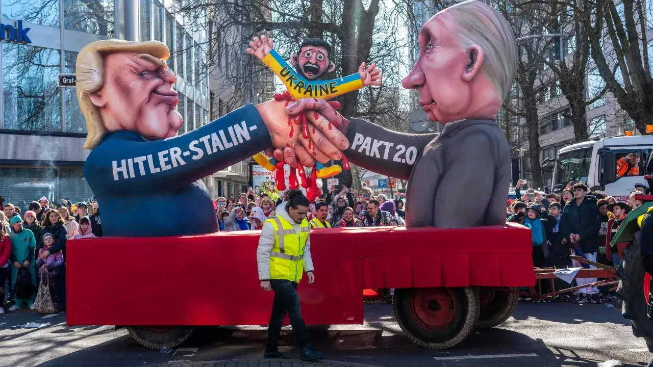 Karnevalswagen von Jaques Tilly: Trump und Putin schütteln sich blutig die Hände, die Ukraine hängt dazwischen.