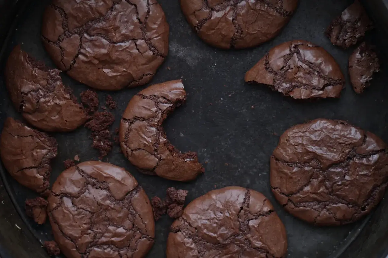 M&ouml;rka, spr&ouml;da chokladkakor med synliga sprickor, perfekta att baka med Nutella. N&aring;gra &auml;r hela, andra har bitar som saknas.