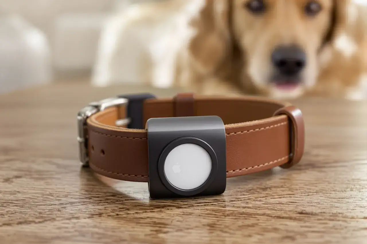Collier en cuir marron avec un support noir pour un AirTag, pr&ecirc;t pour le **port&eacute;e AirTag chien**.