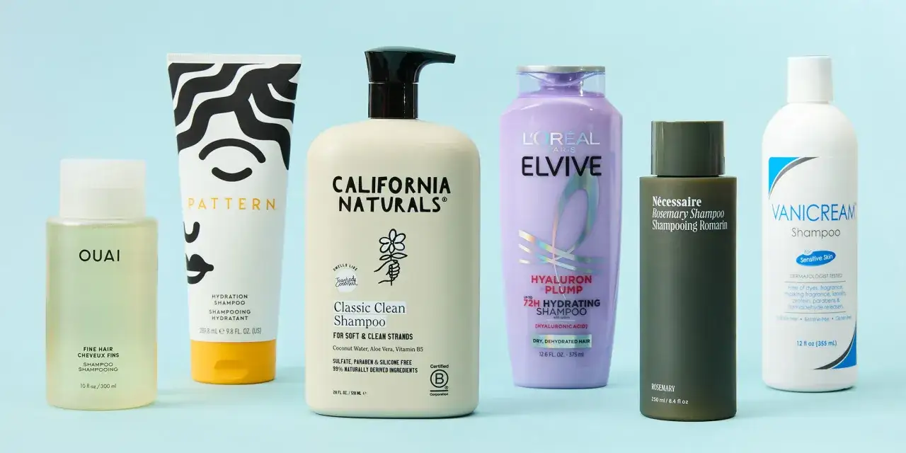 Szukasz co na przesuszone włosy? Na zdjęciu szampony nawilżające: OUAI, Pattern, California Naturals, L'Oréal Elvive Hyaluron Plump, Nécessaire Rosemary i Vanicream.