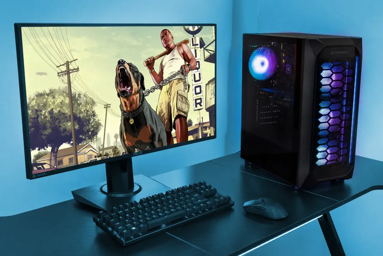 Komputer gamingowy z podświetlaną obudową i klawiaturą, na monitorze Franklin z Chopem z GTA V. Sprawdź gta 5 wymagania!