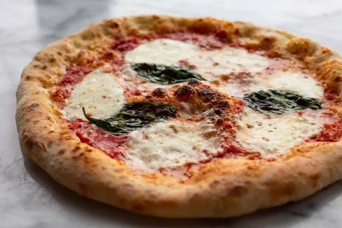 Pyszna pizza neapolitańska z pomidorami, mozzarellą i bazylią. Idealny przepis na domową margheritę.