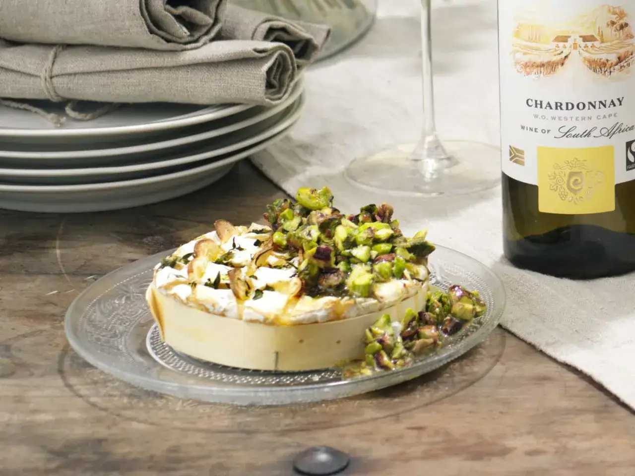 En krämig brieost toppad med pistagenötter och honung, perfekt till ett glas Chardonnay.