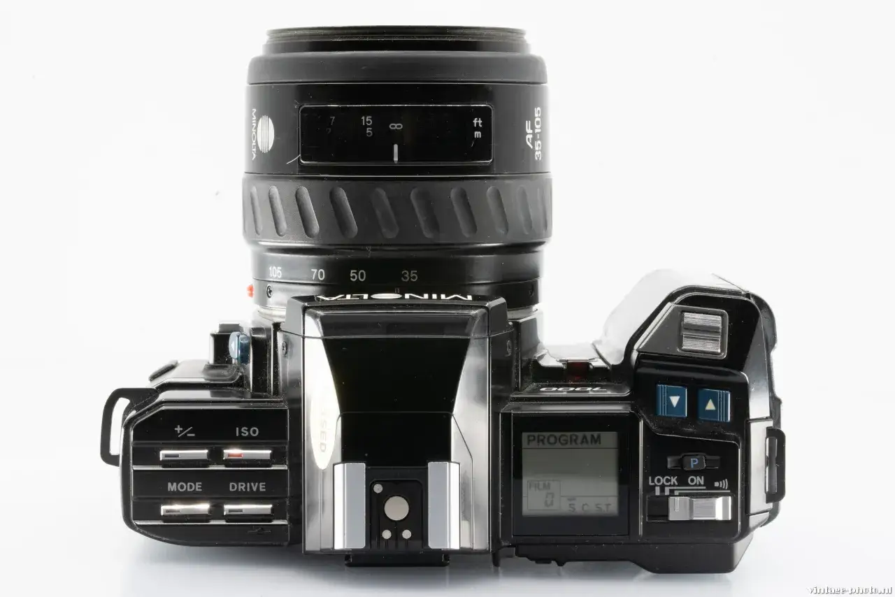 En svart Minolta 7000 systemkamera med objektivet AF 35-105mm. Synlig p&aring; knappar och display.
