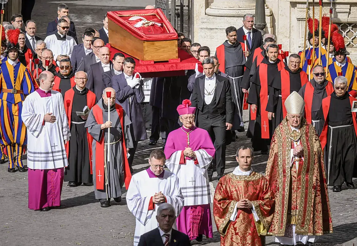 Eine Prozession mit einer Sargkiste, getragen von M&auml;nnern in feierlicher papst kleidung und Roben.