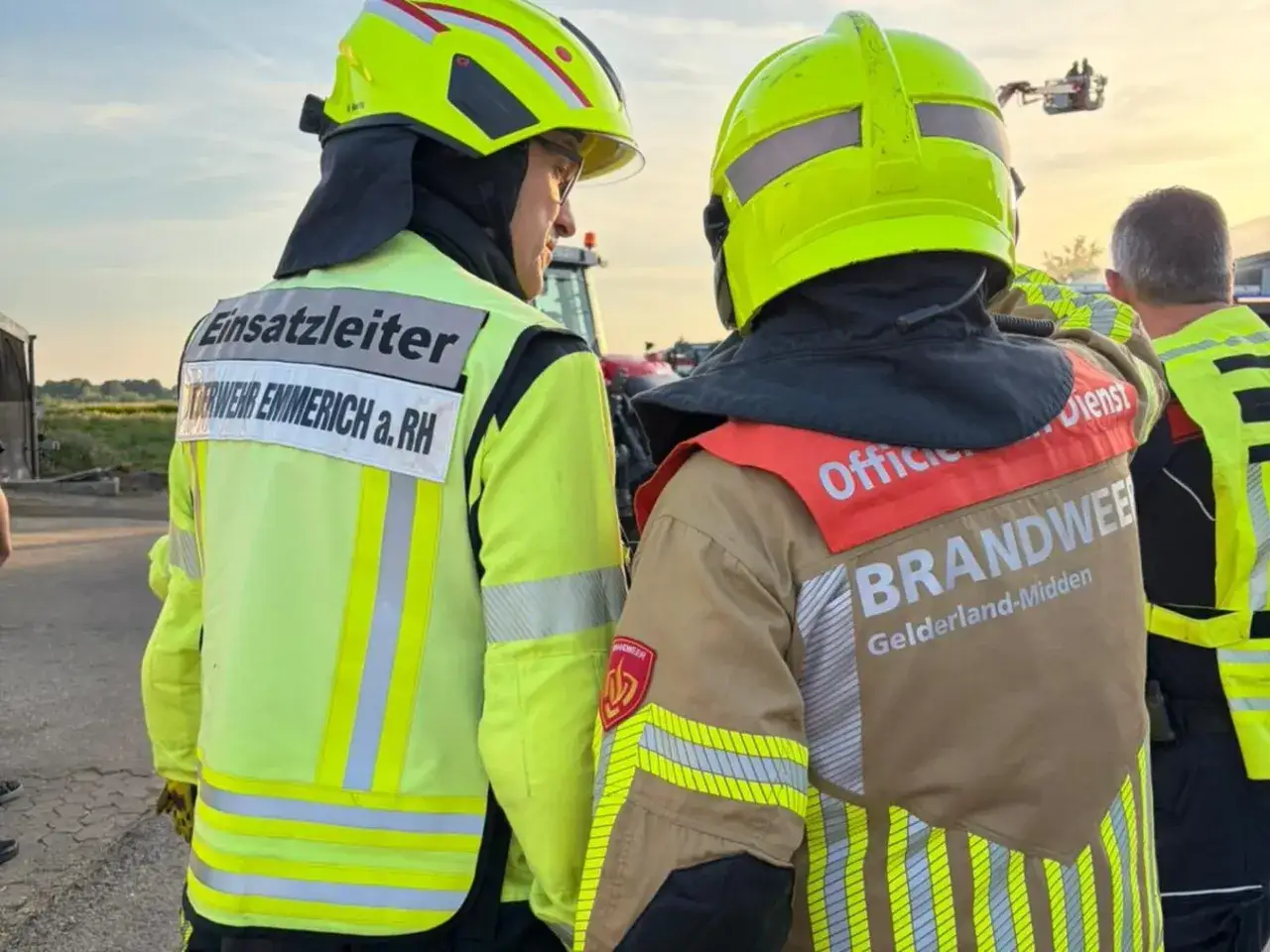 Zwei Feuerwehrleute in voller Montur, einer mit der Aufschrift