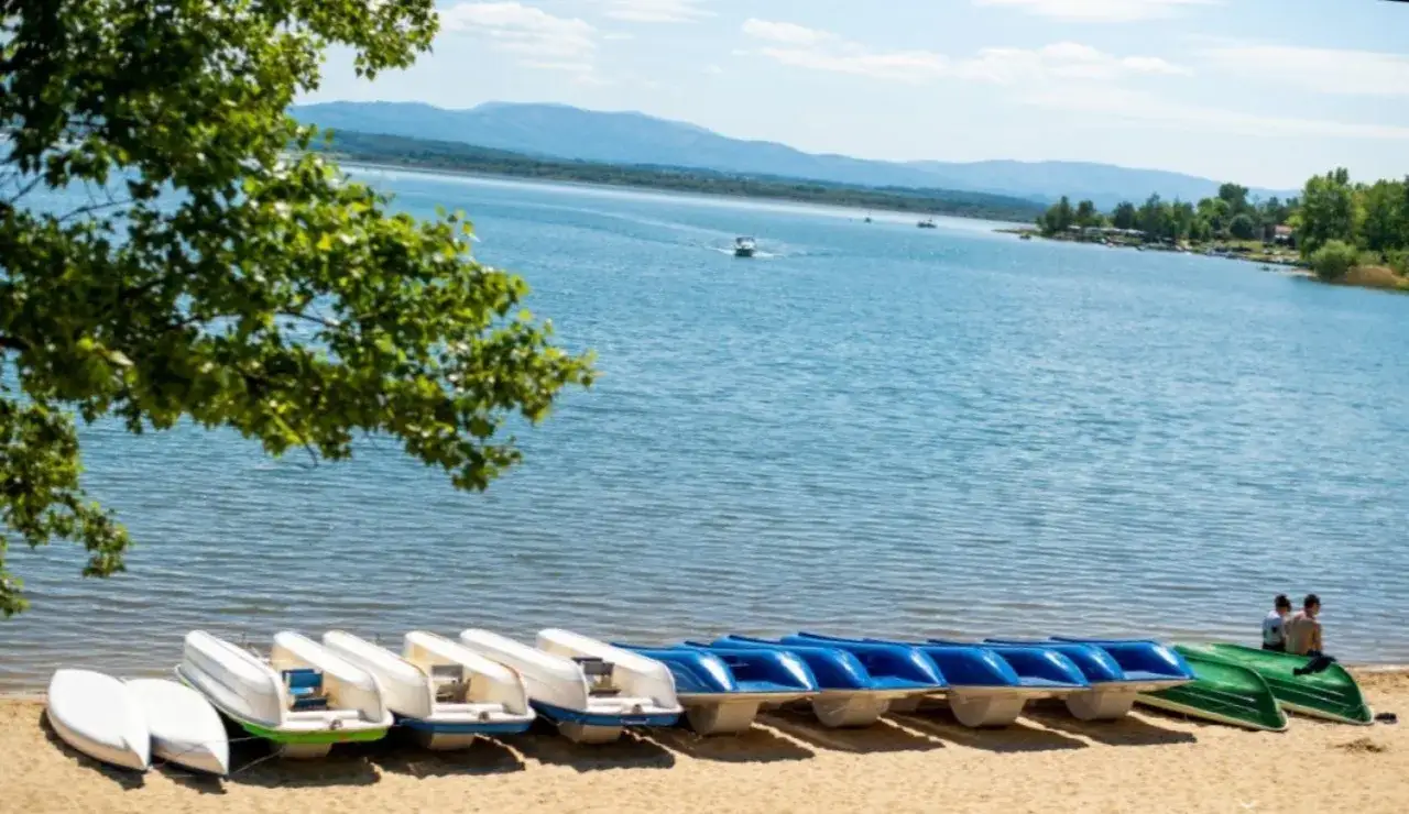 Łódki na plaży Jeziora Nyskiego, idealne do podziwiania widoków i korzystania z wodnych atrakcji.