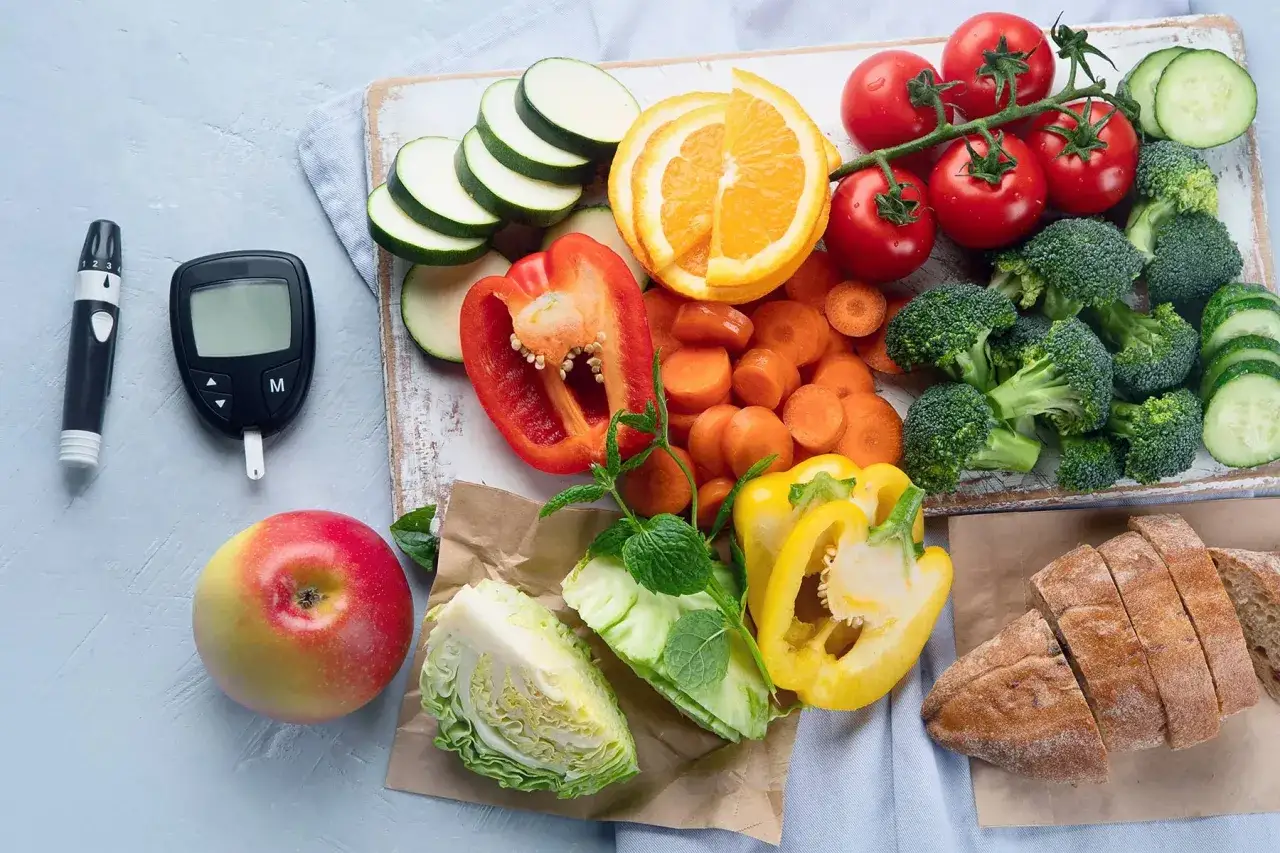Gluc&oacute;metro, frutta e verdura fresca, pane integrale. Una dieta equilibrata &egrave; fondamentale per gestire il diabete, anche con l'uso di dolcificanti come il sucralosio.