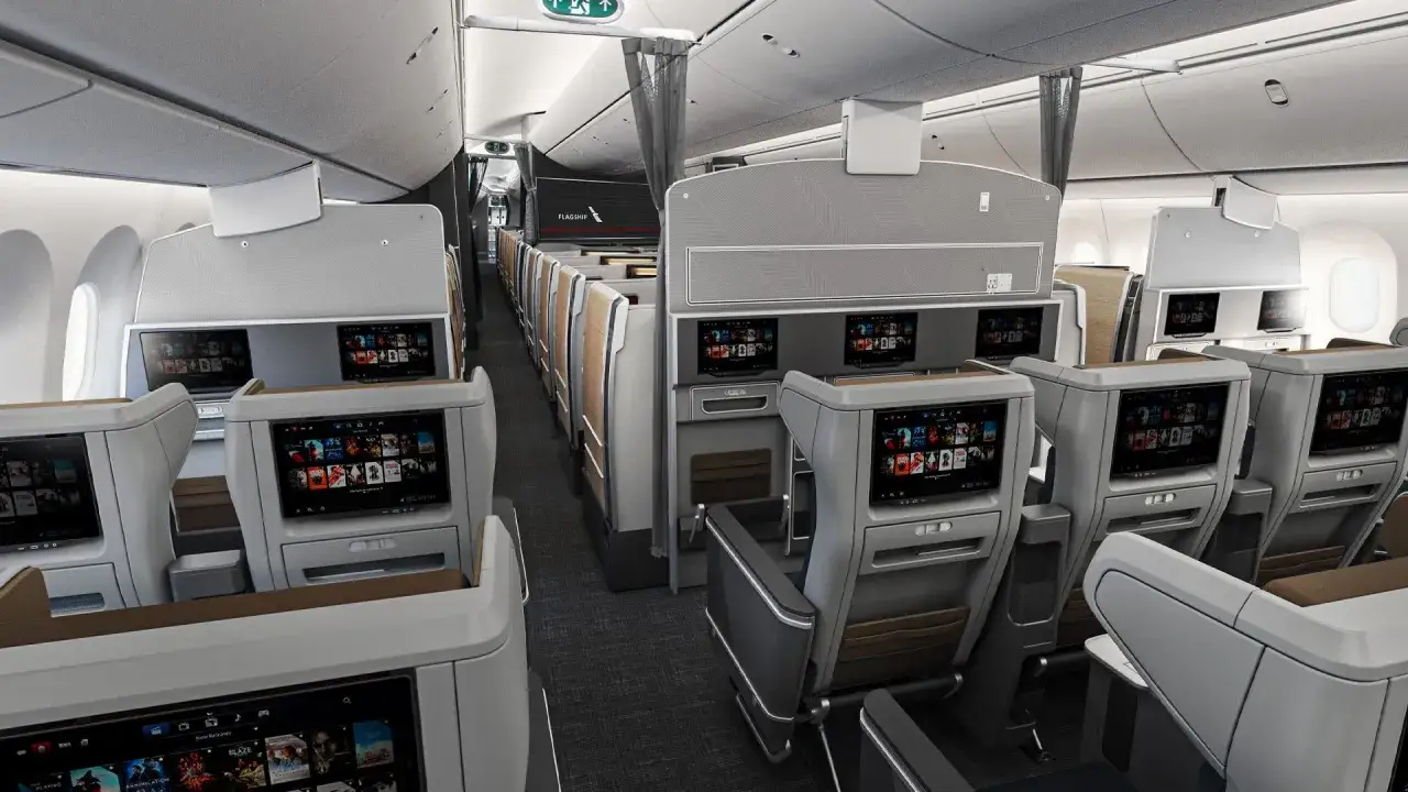 Wnętrze Dreamlinera 787 z wygodnymi fotelami i ekranami rozrywki pokładowej.