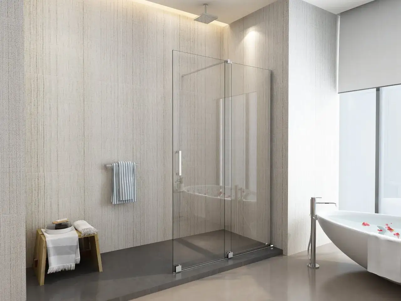 Bagno moderno con doccia walk-in, significato di eleganza e praticit&agrave;. Vasca da bagno con petali di rosa.