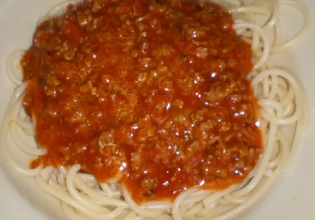 Pyszne spaghetti z sosem bolognese. Idealny przepis na szybki obiad.