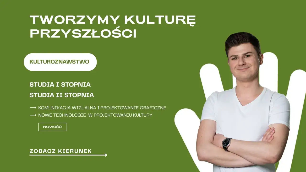 Młody mężczyzna na tle zieleni z napisem