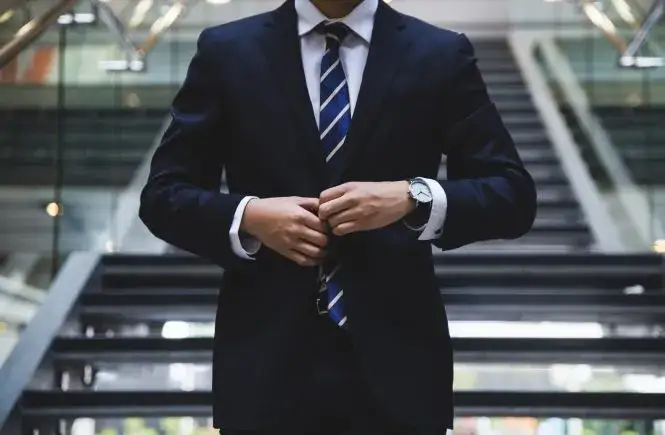 młody prawnik szukający pracy online