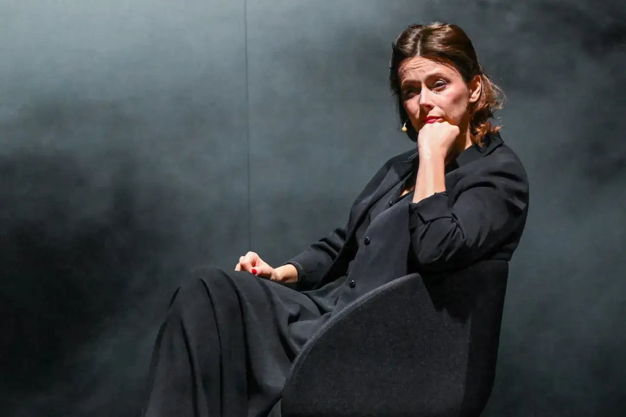 Renata Dancewicz, wiek nie gra roli, gdy w czerni siedzi zamyślona.