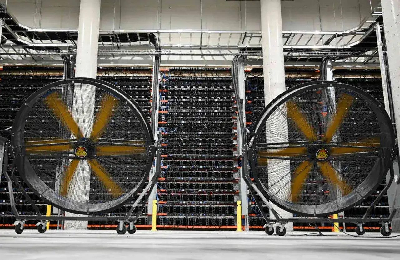 Dwa wielkie wentylatory chłodzą serwery, które pracują nad kopaniem kryptowalut.