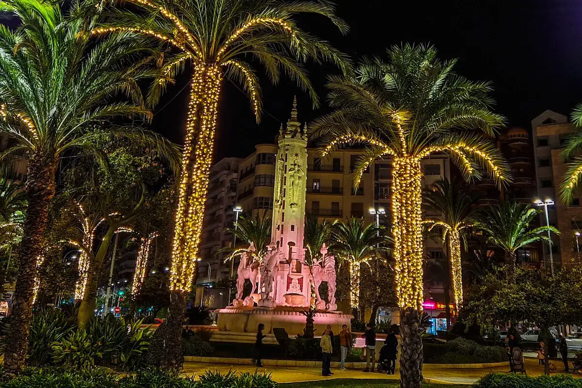 Nocne, świąteczne iluminacje palm i fontanny z rzeźbami koni tworzą magiczną atmosferę. To piękne święta w Hiszpanii.