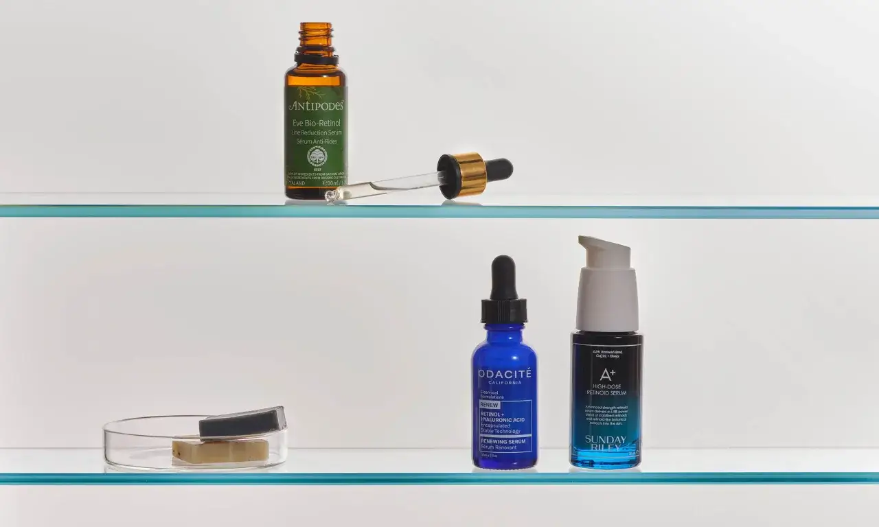 S&eacute;rums visage avec r&eacute;tinol, dont un d'Antipodes et un de Sunday Riley, promettant des bienfaits anti-&acirc;ge et de renouvellement cutan&eacute;.