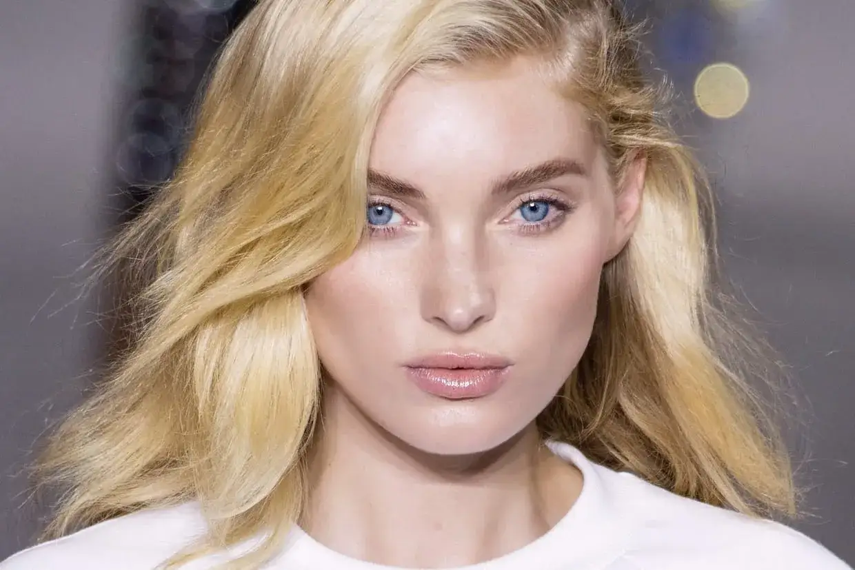 Un mannequin aux yeux bleus perçants et à la chevelure d'une belle teinte de blond, ondulée et lumineuse.