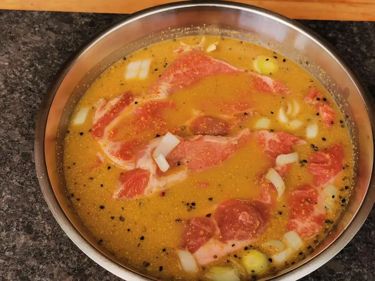 Fleisch einlegen zum Grillen: zarte Scheiben in einer würzigen Marinade aus Bier, Zwiebeln und Gewürzen.