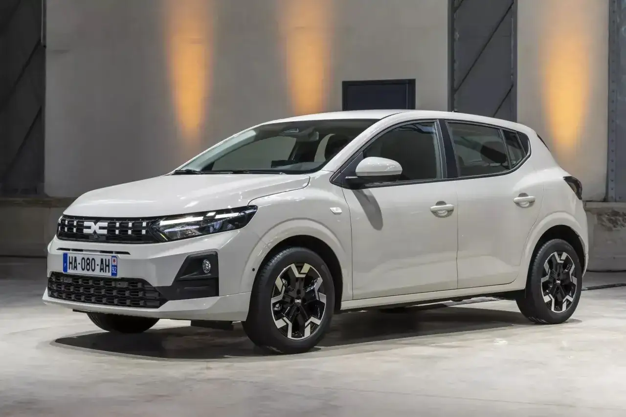Biały Dacia Sandero, często uznawany za najtańsze auto na świecie, prezentuje się nowocześnie.