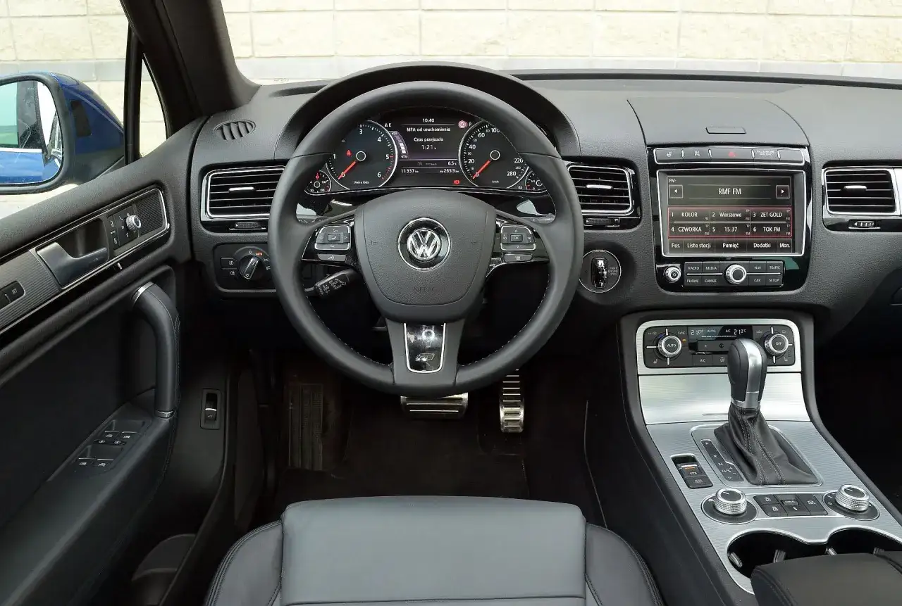 VW Touareg II generacja wnętrze
