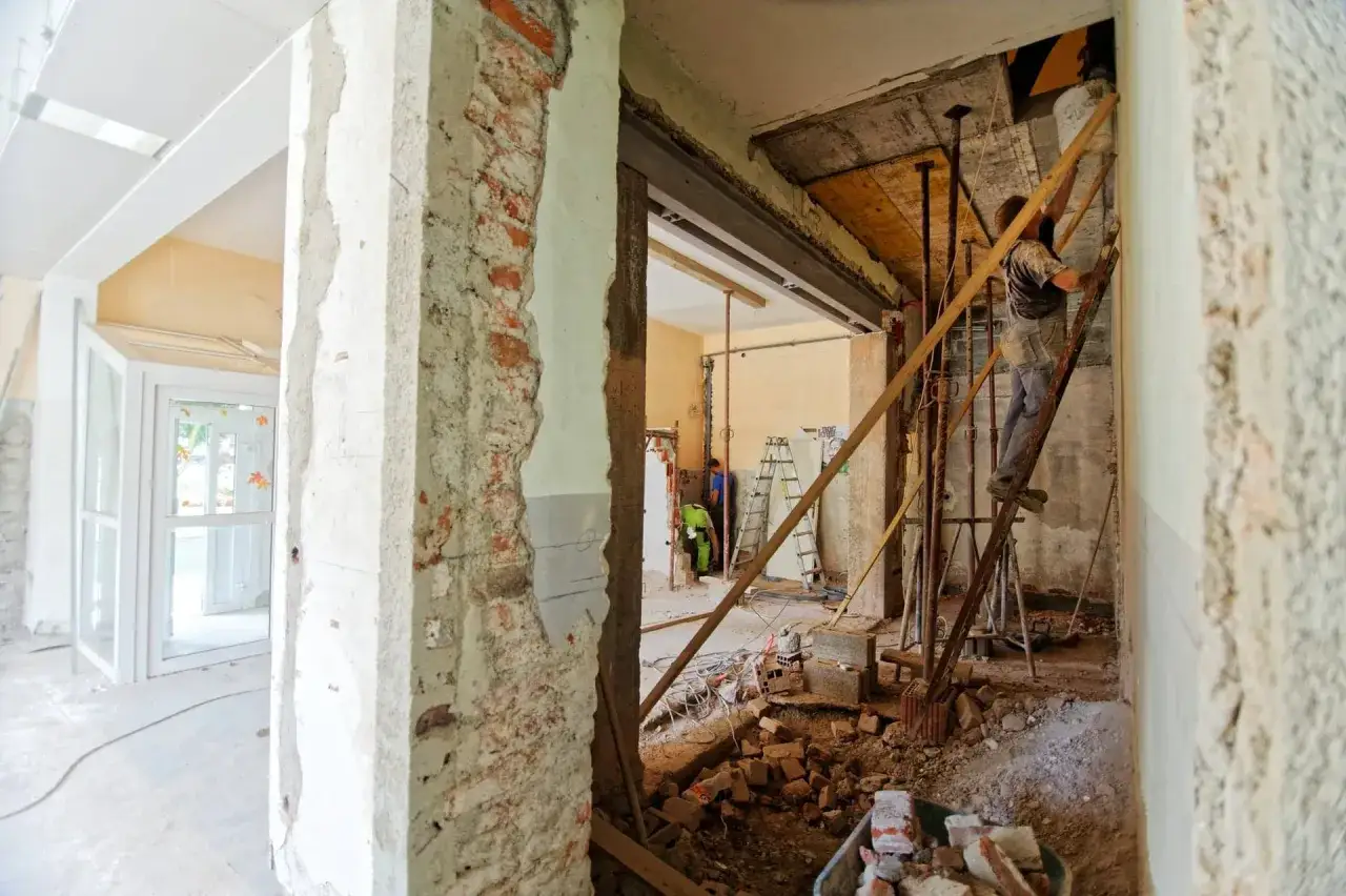 Chantier de rénovation, murs déconstruits, échafaudages et ouvriers. Un exemple de **déficit foncier** en cours de résolution pour redonner vie à un bâtiment.